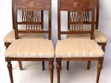 lot de quatre chaises de salle à manger anciennes avec assise rembourrée