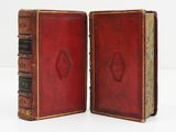 paire de livres anciens reliés en cuir rouge sur fond blanc