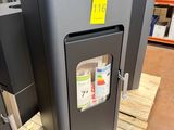 une grande boîte grise sur laquelle est collé un autocollant jaune
