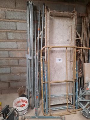 Échafaudage roulant en métal laqué beige, 1 plateau, modèle … - Photo 1