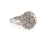 gros plan d'une bague en diamant sur fond blanc