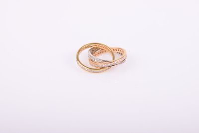 une paire de bagues en or serties de diamants sur fond blanc