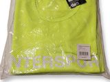 un gros plan d'un t-shirt jaune sur fond blanc