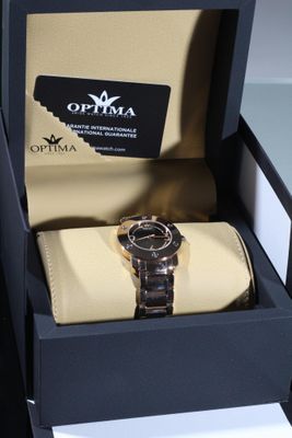 une boîte ouverte posée sur une table, contenant une montre