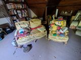 deux chaises posées dans un coin de la pièce