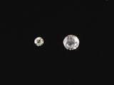 une paire de boucles d'oreilles en diamant sur fond noir