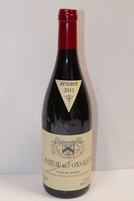 une bouteille de vin posée sur une table