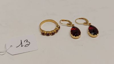 deux paires de boucles d'oreilles ornées de grenats et une étiquette de prix