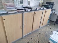 Mobilier de bureau comprenant 6 armoires basses, 3 chaises e… (photo 2)