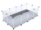 un gros plan d'une boîte en plastique transparent munie de poignées noires