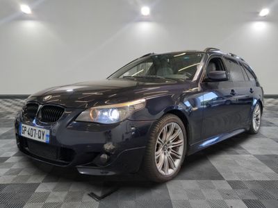 une photo d'un break BMW bleu garé dans un showroom