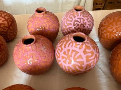 de nombreux vases posés sur une table