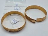 deux bracelets en or sur lesquels est accrochée une étiquette de prix