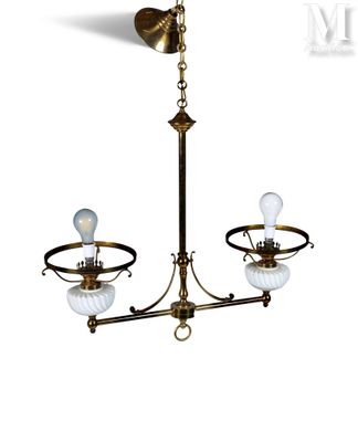 un gros plan d'un lustre à trois lumières sur fond blanc