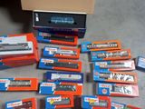 tout un tas de trains miniatures de toutes sortes dans une boîte