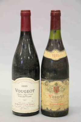 deux bouteilles de vin posées l'une à côté de l'autre sur une table