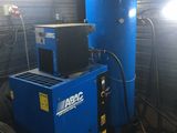 une machine bleue qui se trouve dans un garage