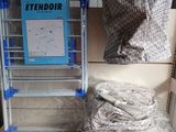 une pile de sacs posée sur une étagère à côté d'une échelle