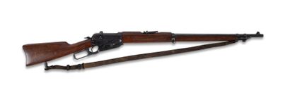 un fusil avec un canon en bois et une bretelle en bois sur fond blanc