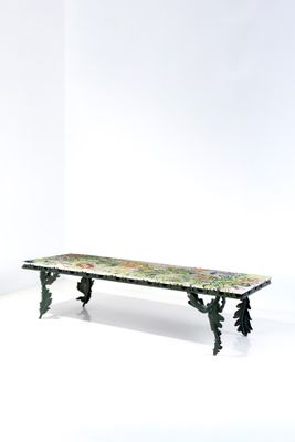 une table au plateau en marbre dans une pièce blanche