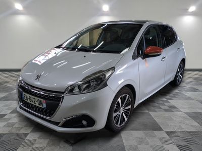 la voiture blanche est garée sur un sol en damier dans le garage
