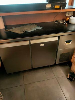 une petite cuisine équipée d'un micro-ondes et d'un lave-vaisselle posés sur le plan de travail