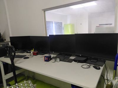 une photo d'un bureau sur lequel sont posés trois écrans d'ordinateur