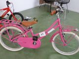 un vélo rose garé dans une pièce