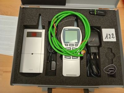 un étui contenant un téléphone portable et un tuyau vert