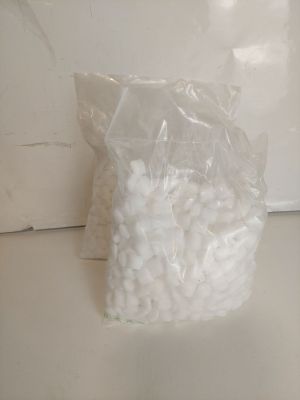 un sachet de cotons posés sur un plan de travail