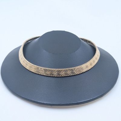 un gros plan d'un chapeau posé sur une surface blanche
