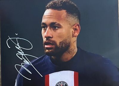 une photo d'un homme portant un maillot de foot