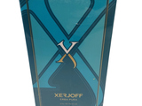 une boîte bleue sur laquelle figure une horloge, sur fond blanc