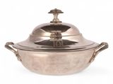 une cocotte ancienne en métal argenté, avec un couvercle et des poignées