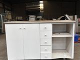 une photo d'un îlot de cuisine blanc dans un entrepôt