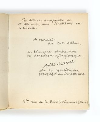 un livre ouvert, sur lequel est inscrit un poème manuscrit, posé sur une table