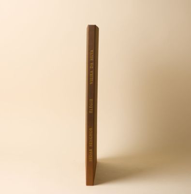 un livre posé sur une table