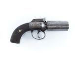 un vieux pistolet avec une poignée en bois sur une surface blanche