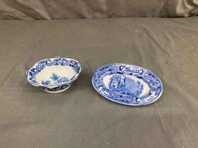 deux assiettes bleues et blanches sur lesquelles figurent un homme et une femme