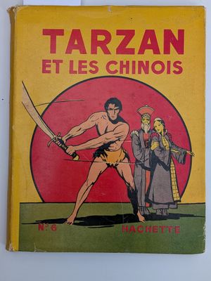un livre jaune sur lequel figure l'image d'un homme tenant une épée