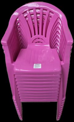 chaise en plastique rose sur fond noir, avec un fond noir