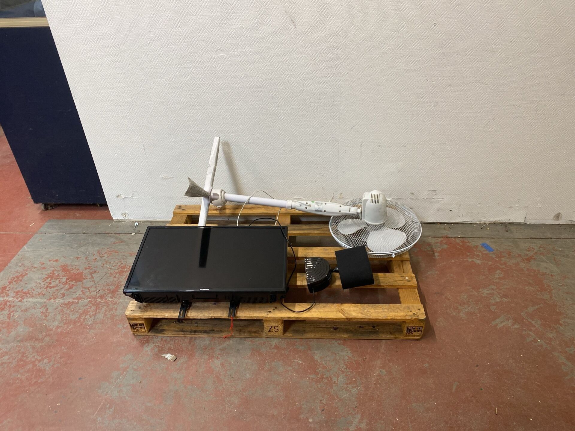 Ensemble comprenant : 1 téléviseur écran plat Grandin, 1 ven…