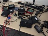 de nombreux appareils électroniques de toutes sortes posés sur une table