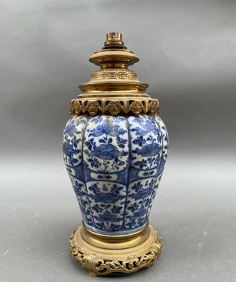 l'image d'un vase bleu et blanc posé sur une table