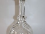 une carafe en verre transparent posée sur une surface blanche