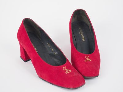 Jean-Louis SCHERRER, Paris Paire d'escarpins en daim rouge, …