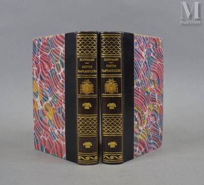 deux livres sont empilés sur une table