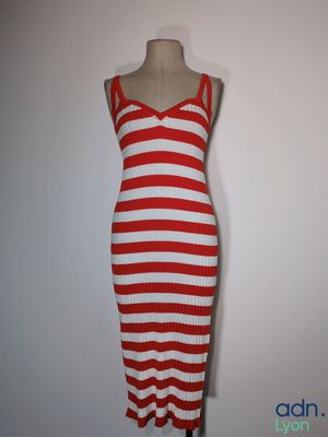 une robe à rayures rouges et blanches sur un mannequin, un mannequin, un mannequin, un mannequin, un mannequin, un mannequin, un mannequin, un mannequin