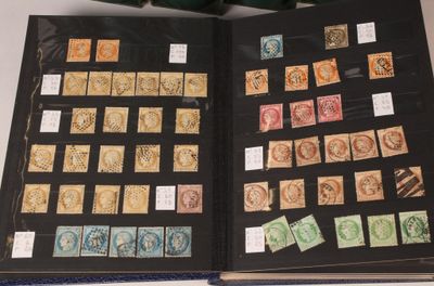 un livre ouvert avec des timbres, posé sur une table