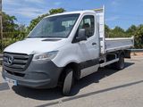 un camion blanc garé sur le bord de la route